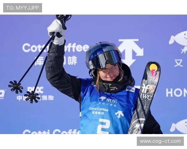 新华社关注女子U型决赛进行中